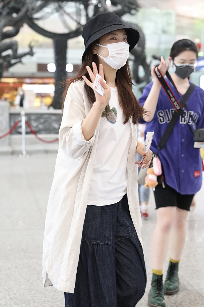 曾黎穿阔腿裤搭配渔夫帽休闲随意 对镜打招呼状态好