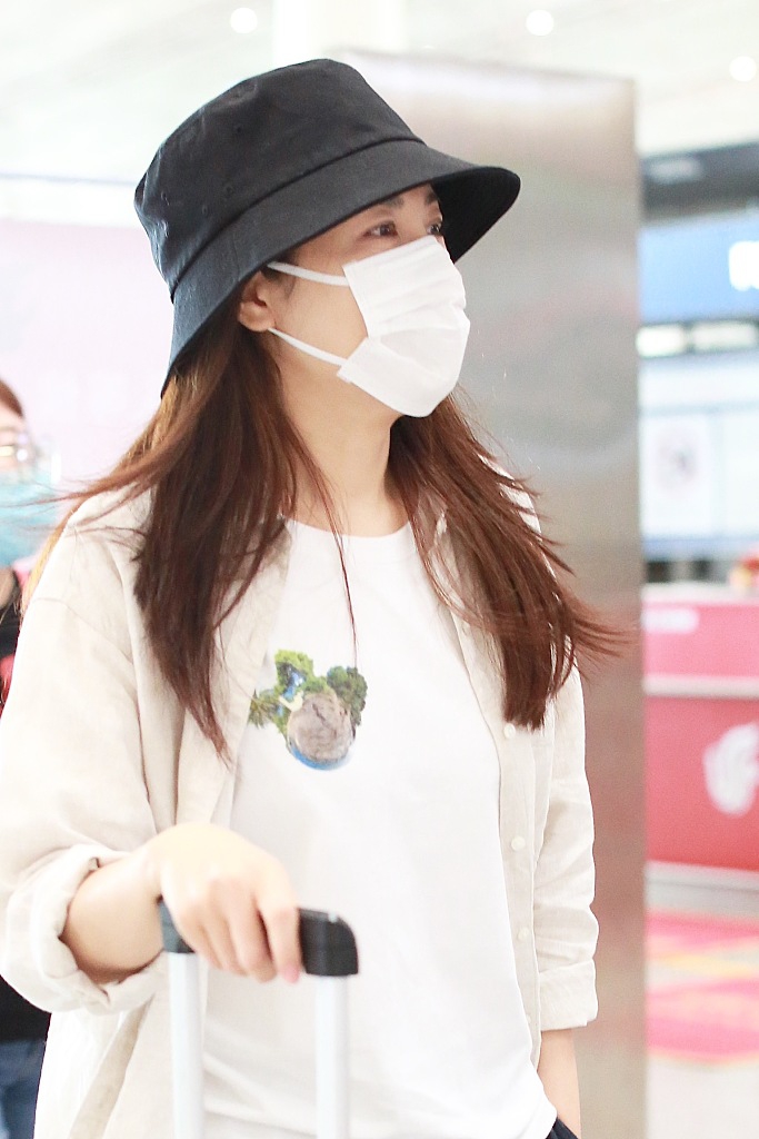 曾黎穿阔腿裤搭配渔夫帽休闲随意 对镜打招呼状态好