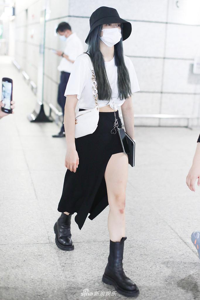 程潇穿露脐装秀蛮腰 手机当包斜挎身旁超时尚