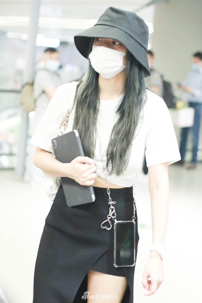 程潇穿露脐装秀蛮腰 手机当包斜挎身旁超时尚