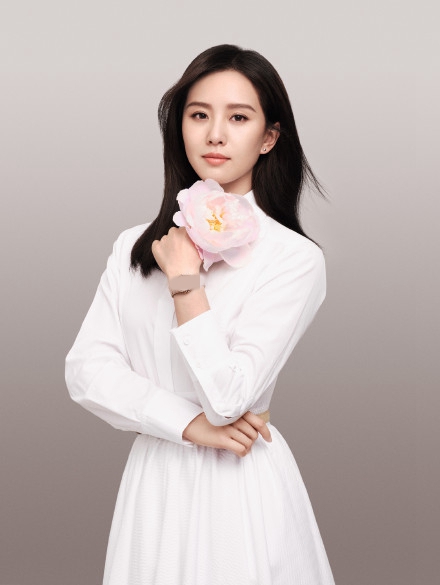 刘诗诗穿白色长裙清新灵动 温婉浅笑美若天仙