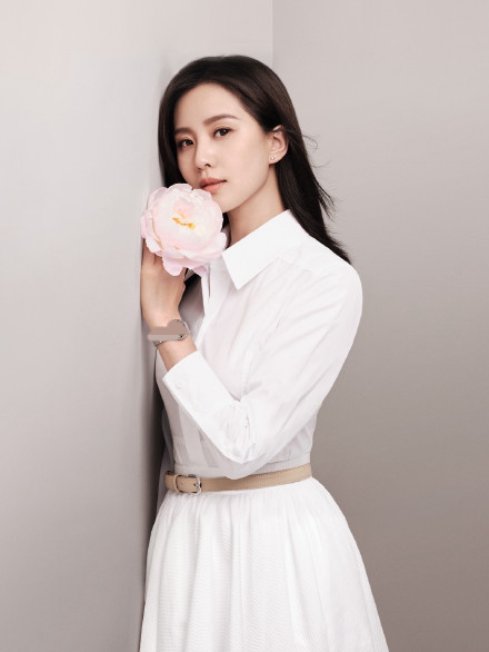 刘诗诗穿白色长裙清新灵动 温婉浅笑美若天仙