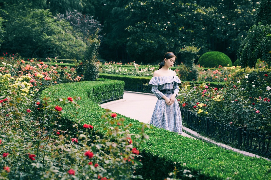 刘诗诗穿白色长裙清新灵动 温婉浅笑美若天仙