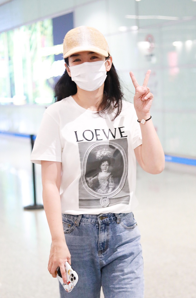 黄奕穿印花短袖休闲十足 对镜头可爱比V卖萌