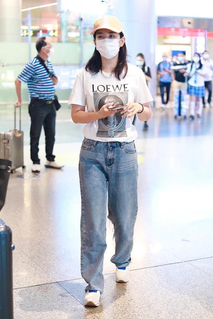 黄奕穿印花短袖休闲十足 对镜头可爱比V卖萌