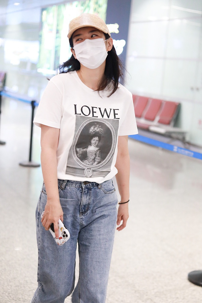 黄奕穿印花短袖休闲十足 对镜头可爱比V卖萌