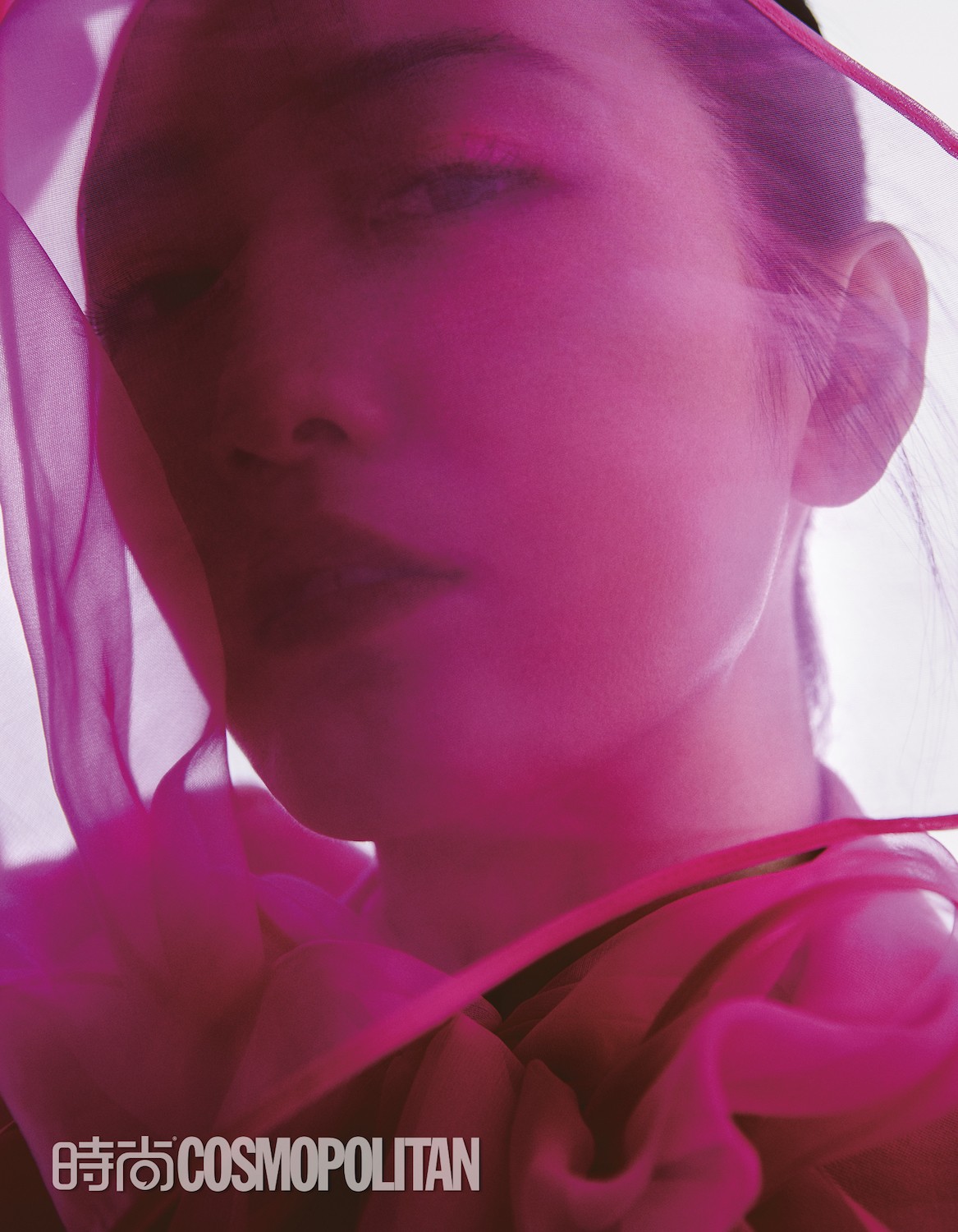 王鸥未来感大片曝光 眼神坚定气场爆棚