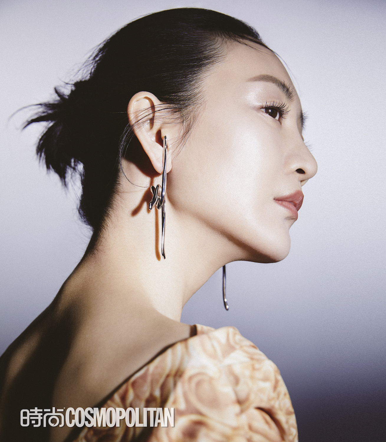 王鸥未来感大片曝光 眼神坚定气场爆棚