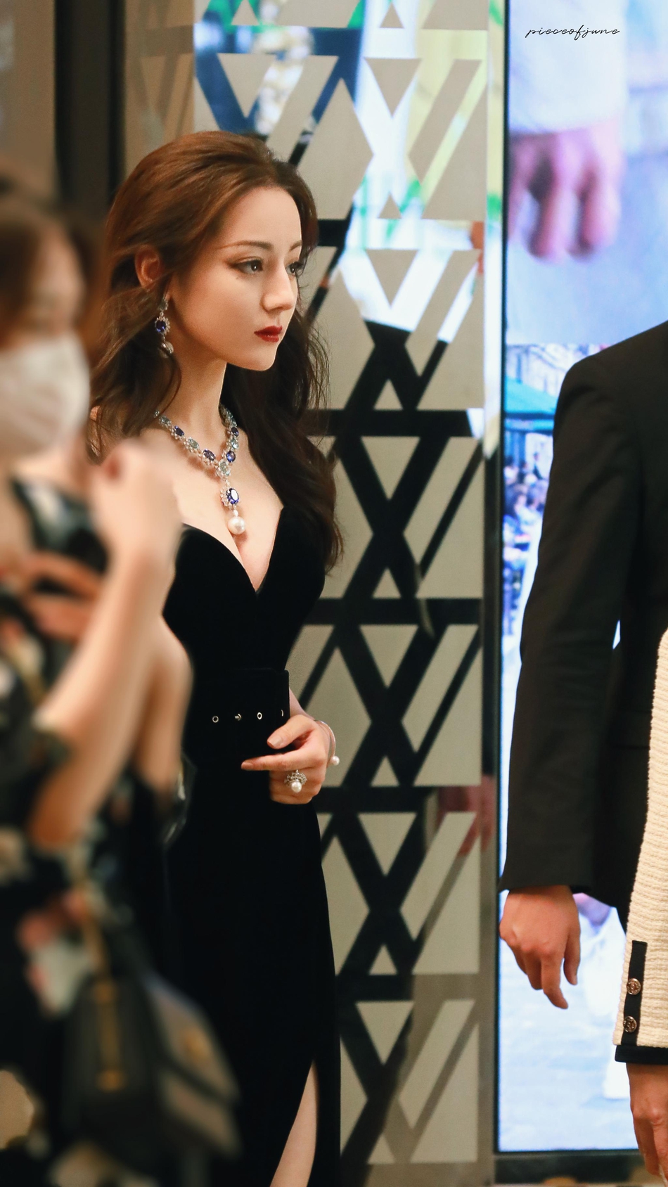 人间尤物！热巴活动生图曝光 戴华丽珠宝贵气逼人