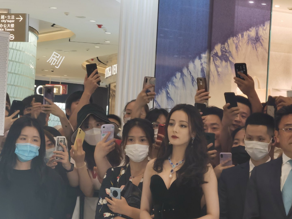 人间尤物！热巴活动生图曝光 戴华丽珠宝贵气逼人