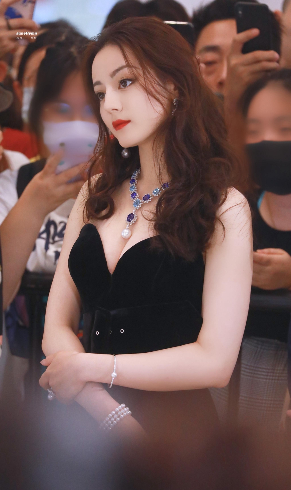 人间尤物！热巴活动生图曝光 戴华丽珠宝贵气逼人