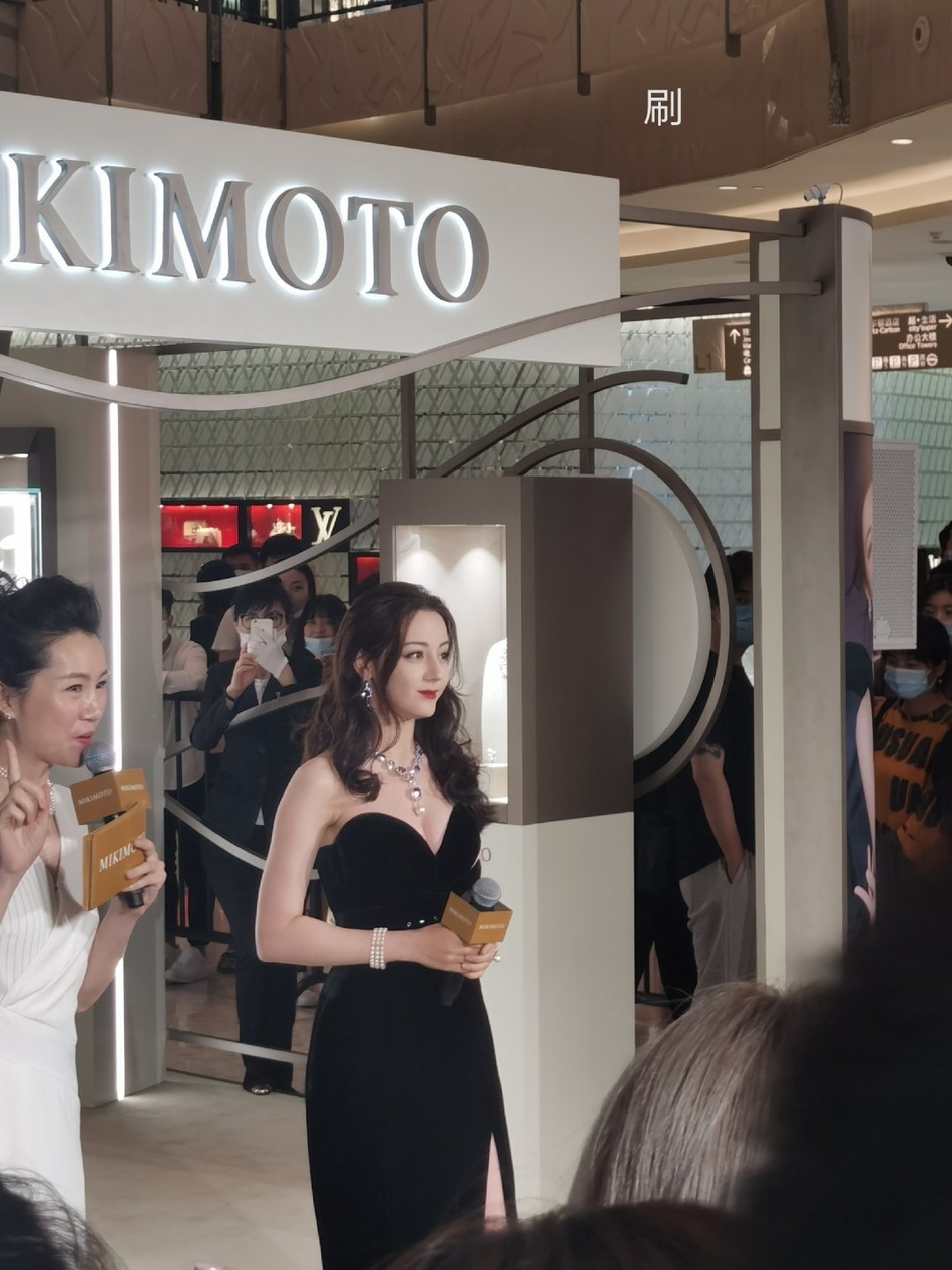 人间尤物！热巴活动生图曝光 戴华丽珠宝贵气逼人