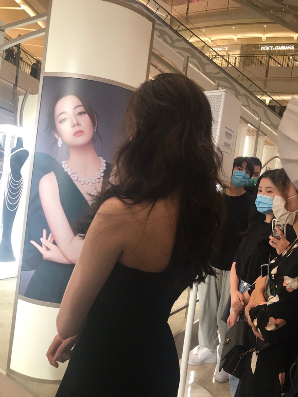 人间尤物！热巴活动生图曝光 戴华丽珠宝贵气逼人