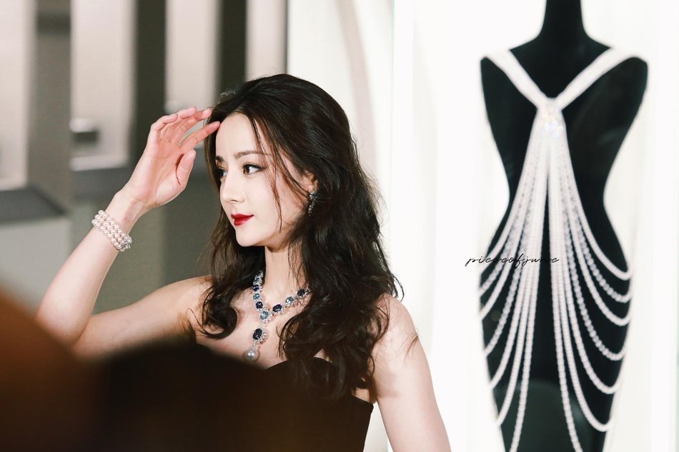 人间尤物！热巴活动生图曝光 戴华丽珠宝贵气逼人