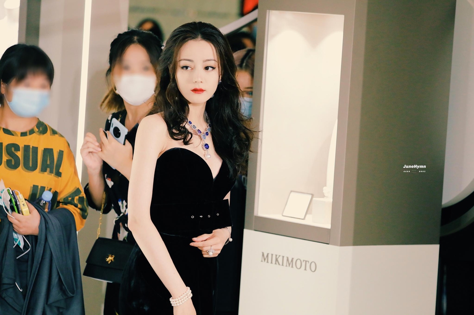 人间尤物！热巴活动生图曝光 戴华丽珠宝贵气逼人