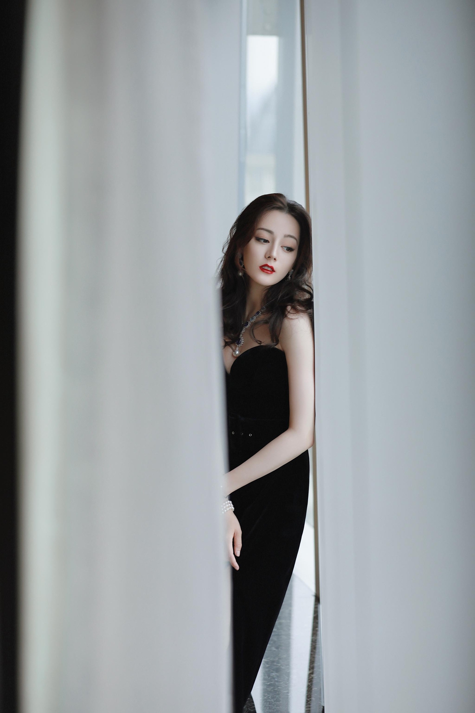 人间尤物！热巴活动生图曝光 戴华丽珠宝贵气逼人