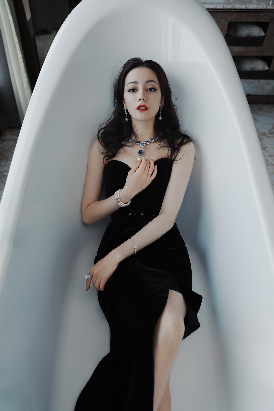 人间尤物！热巴活动生图曝光 戴华丽珠宝贵气逼人