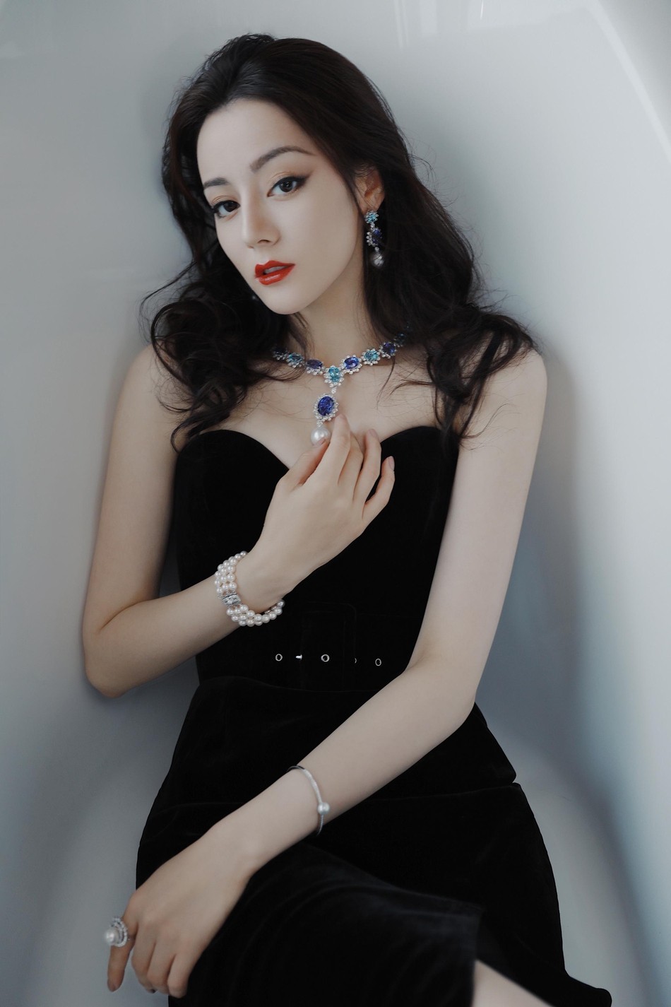 人间尤物！热巴活动生图曝光 戴华丽珠宝贵气逼人