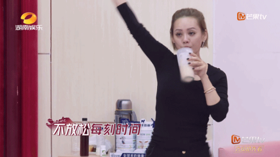超有梗！宁静边喝奶茶边练舞 大呼：姐是有态度的