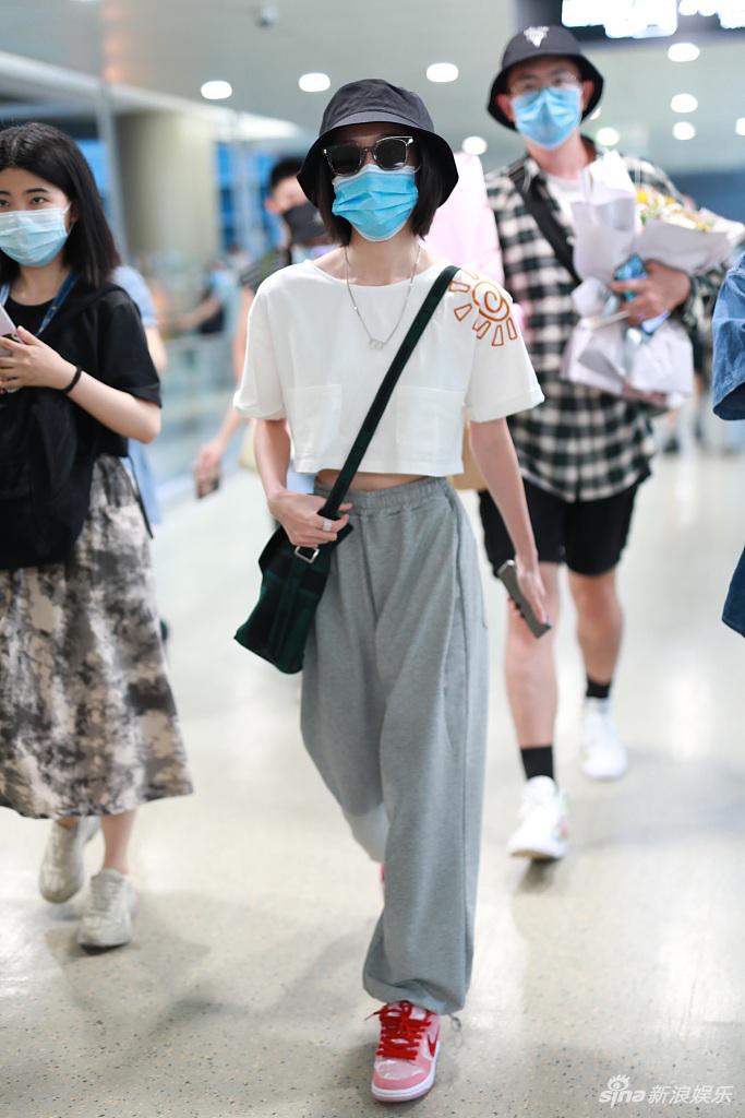 张雪迎短款上衣露出小蛮腰 走路大甩臂气场满分