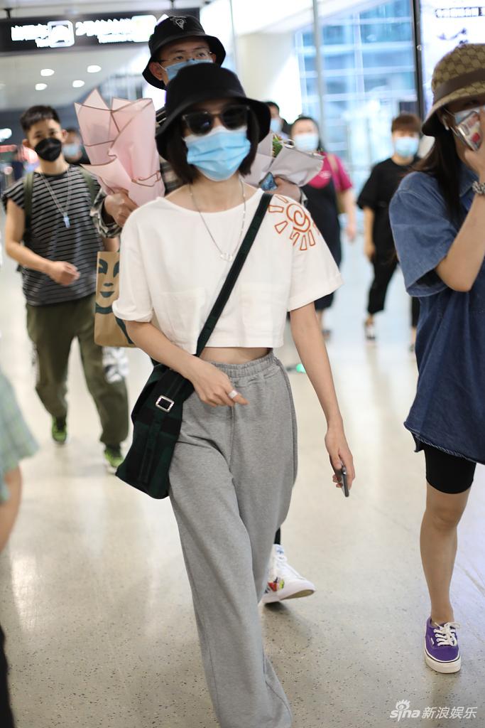 张雪迎短款上衣露出小蛮腰 走路大甩臂气场满分