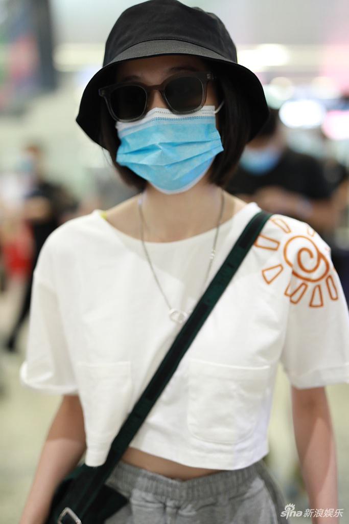 张雪迎短款上衣露出小蛮腰 走路大甩臂气场满分