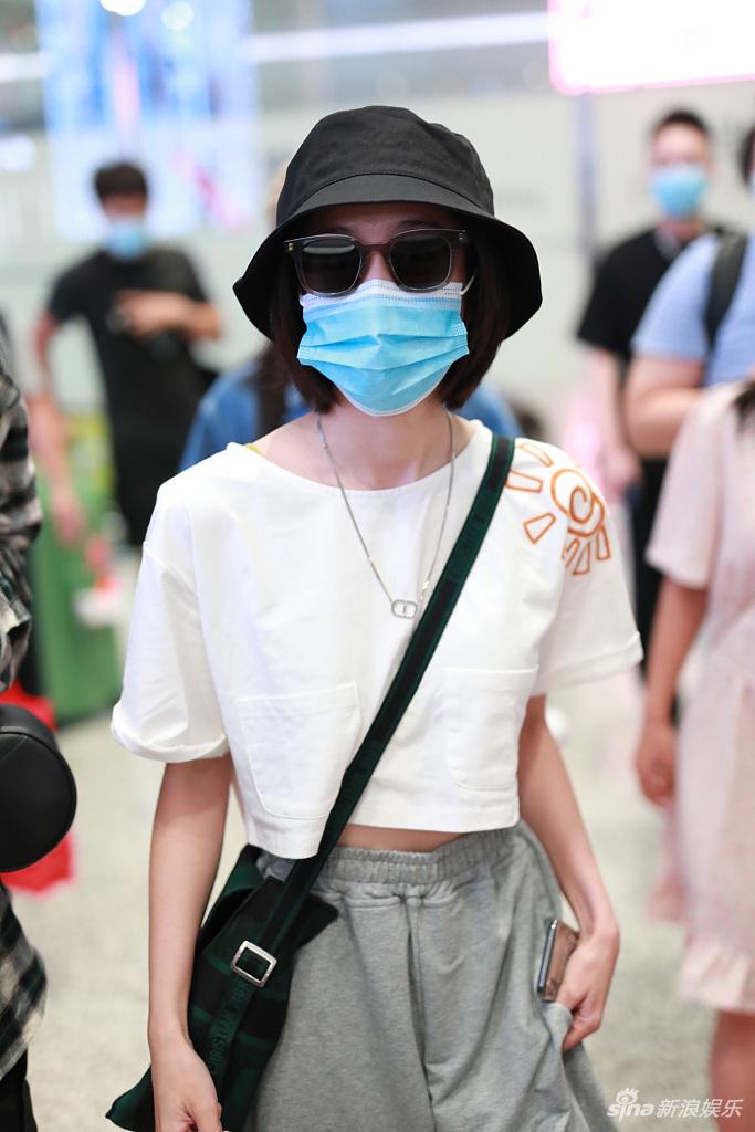 张雪迎短款上衣露出小蛮腰 走路大甩臂气场满分