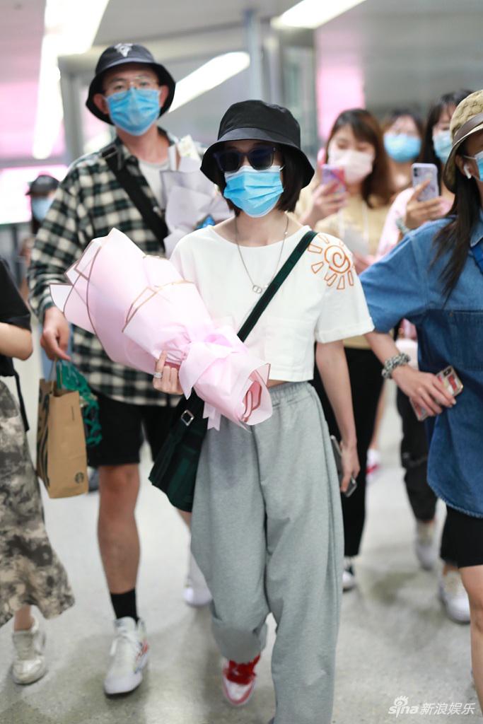 张雪迎短款上衣露出小蛮腰 走路大甩臂气场满分