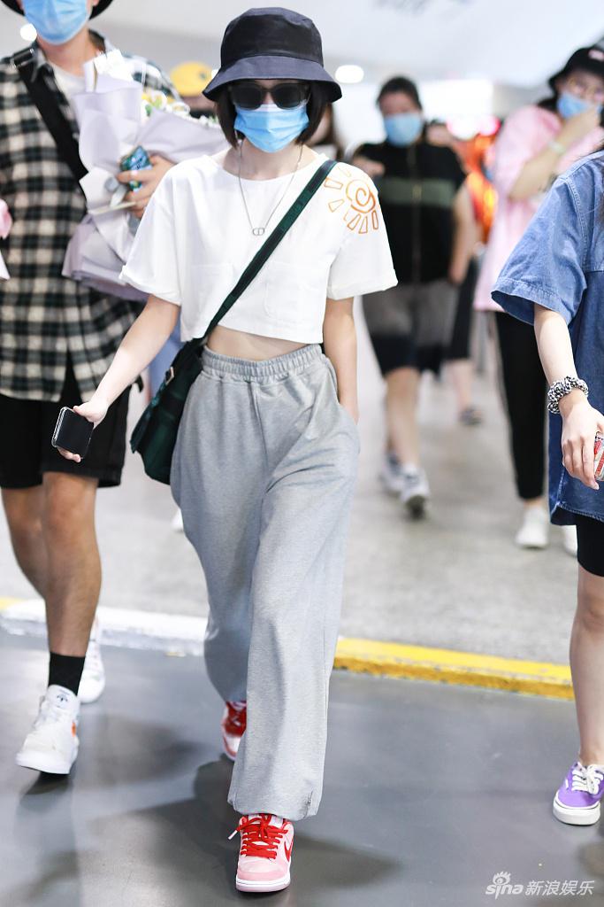 张雪迎短款上衣露出小蛮腰 走路大甩臂气场满分