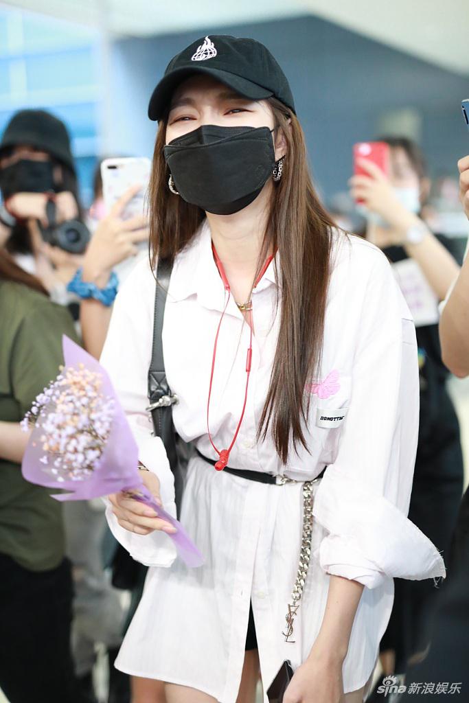 孟佳穿衬衫裙玩下衣失踪 一双修长美腿又白又直