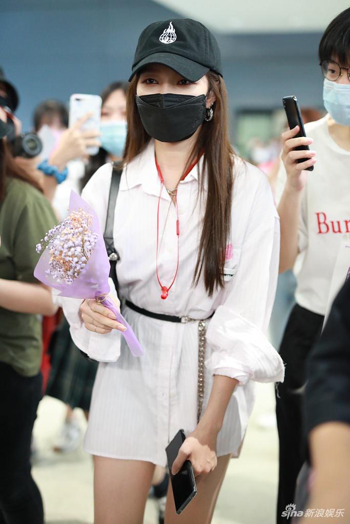 孟佳穿衬衫裙玩下衣失踪 一双修长美腿又白又直