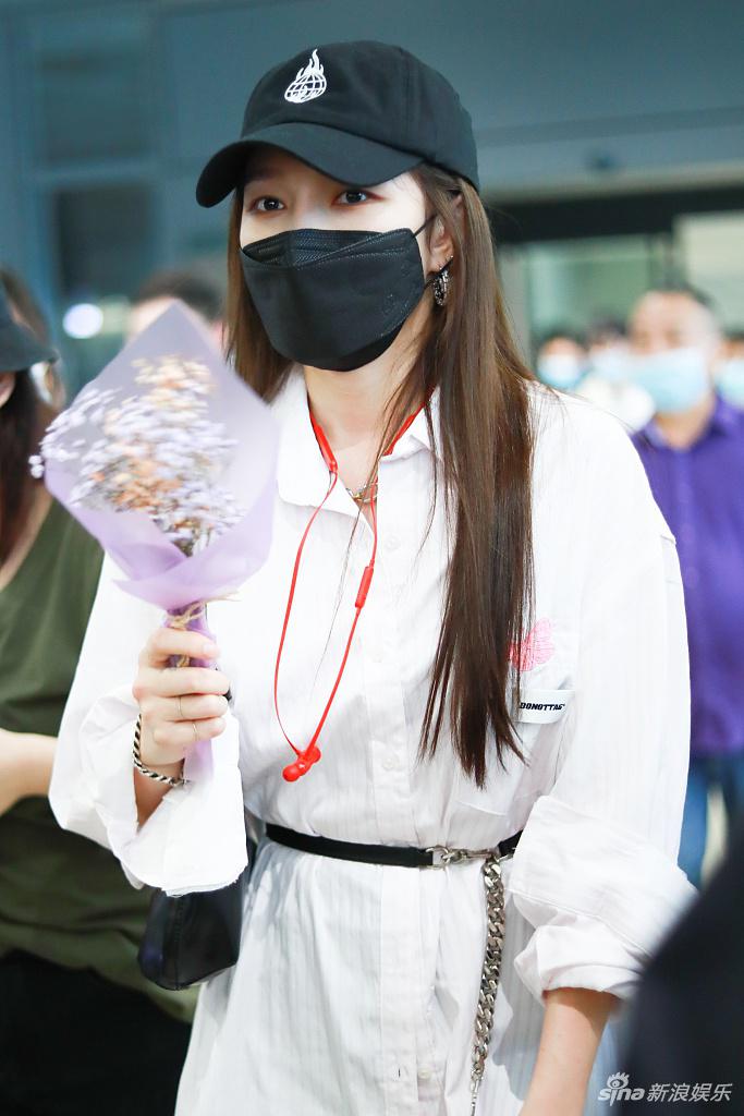 孟佳穿衬衫裙玩下衣失踪 一双修长美腿又白又直