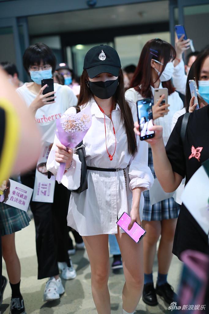 孟佳穿衬衫裙玩下衣失踪 一双修长美腿又白又直