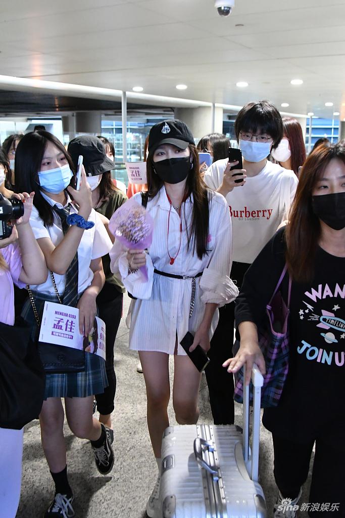 孟佳穿衬衫裙玩下衣失踪 一双修长美腿又白又直