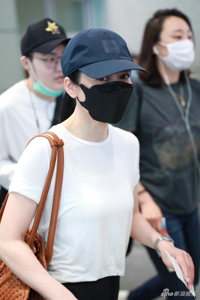 49岁俞飞鸿鸭舌帽口罩齐全 黑白休闲装简约优雅