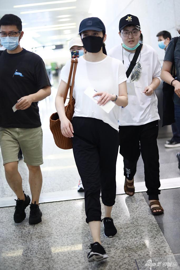 49岁俞飞鸿鸭舌帽口罩齐全 黑白休闲装简约优雅