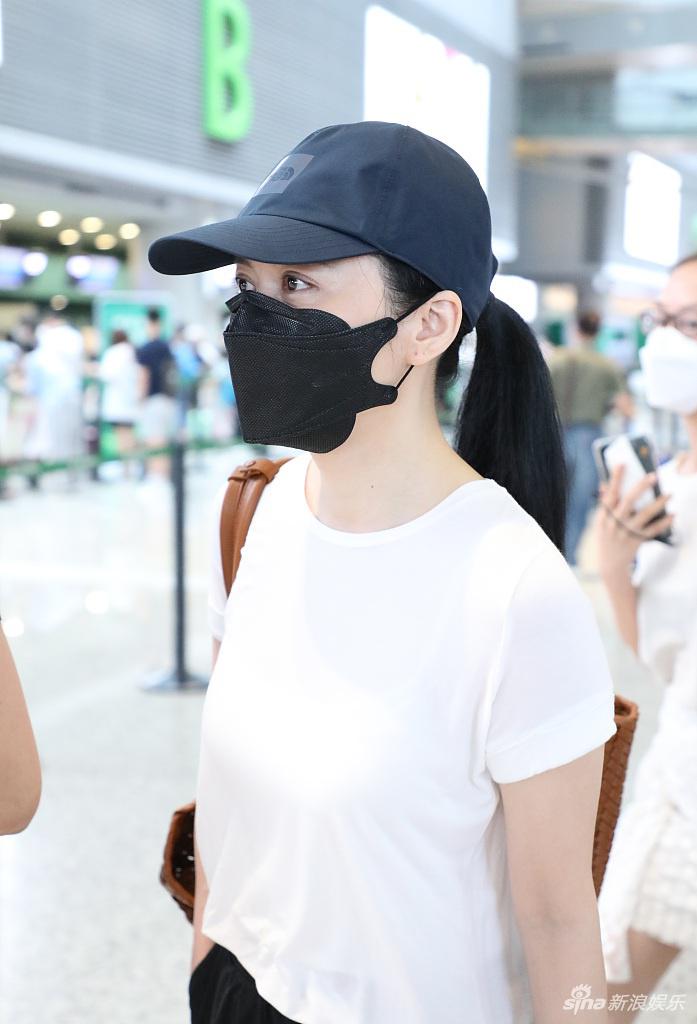 49岁俞飞鸿鸭舌帽口罩齐全 黑白休闲装简约优雅