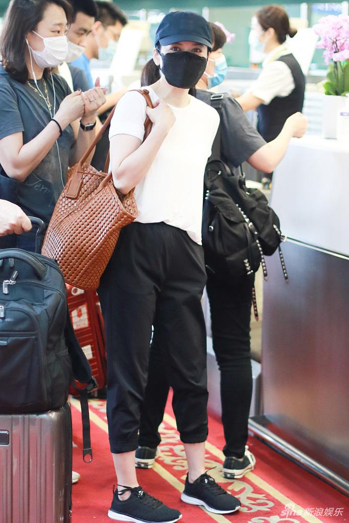 49岁俞飞鸿鸭舌帽口罩齐全 黑白休闲装简约优雅