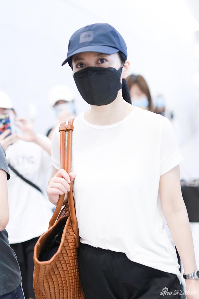 49岁俞飞鸿鸭舌帽口罩齐全 黑白休闲装简约优雅