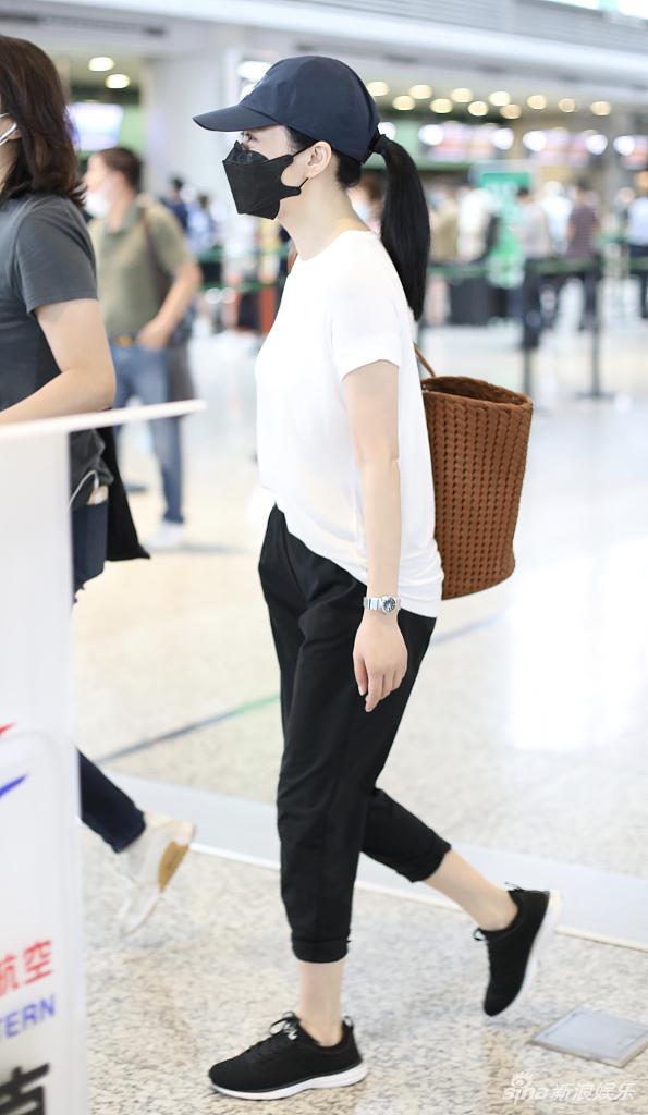 49岁俞飞鸿鸭舌帽口罩齐全 黑白休闲装简约优雅