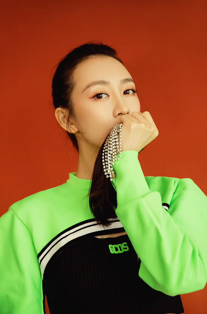 王鸥橙绿撞色装扮充满活力 钻石腰链更衬纤细身材