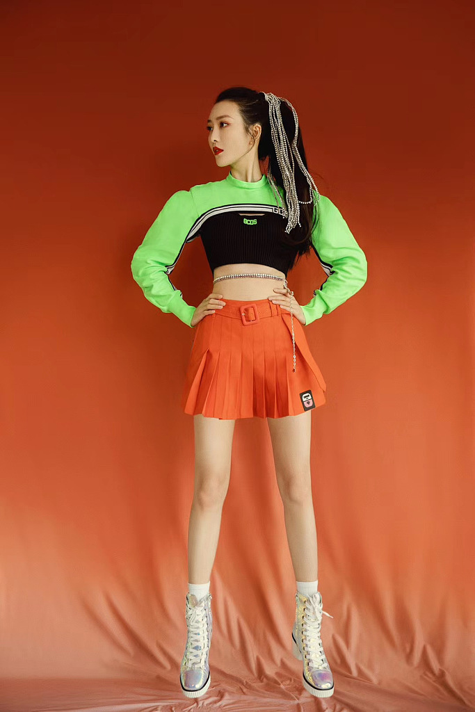 王鸥橙绿撞色装扮充满活力 钻石腰链更衬纤细身材