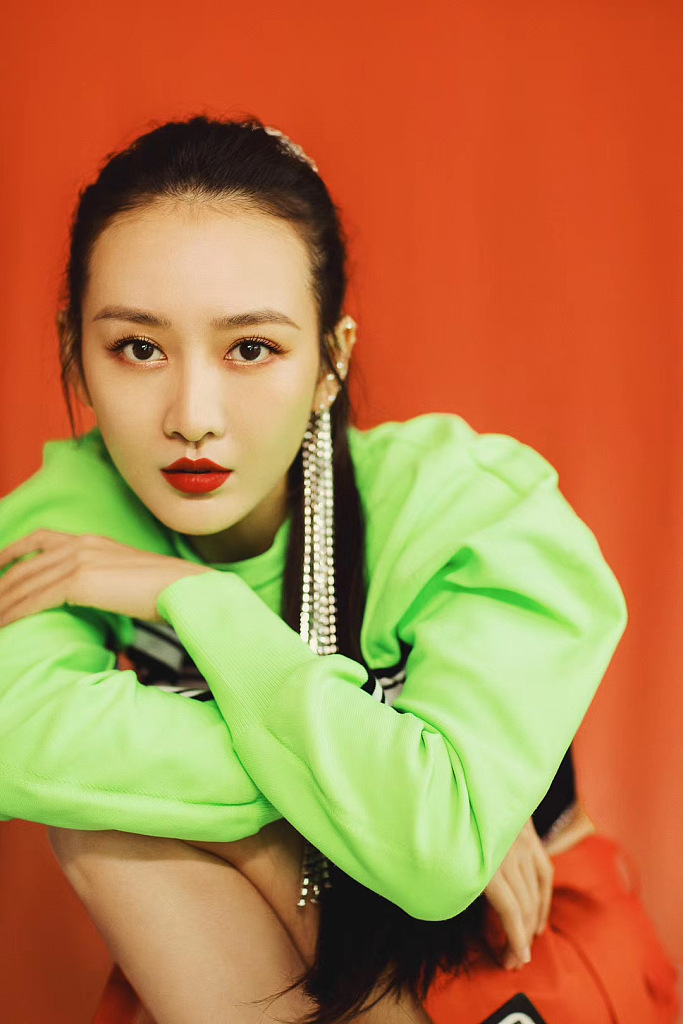 王鸥橙绿撞色装扮充满活力 钻石腰链更衬纤细身材