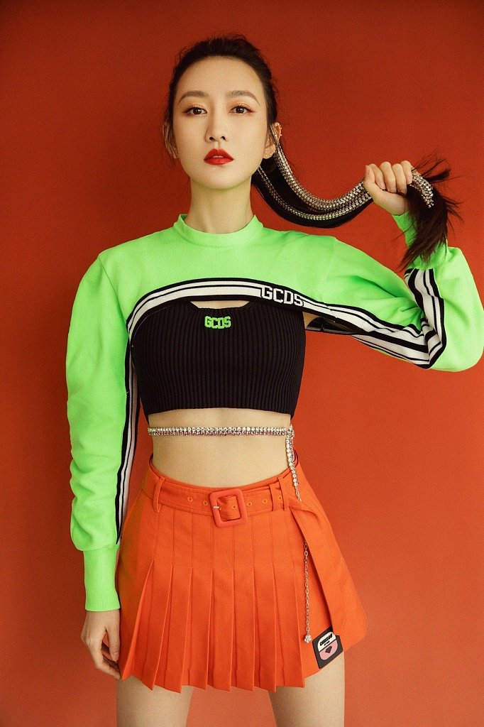 王鸥橙绿撞色装扮充满活力 钻石腰链更衬纤细身材