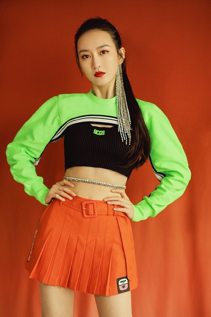 王鸥橙绿撞色装扮充满活力 钻石腰链更衬纤细身材