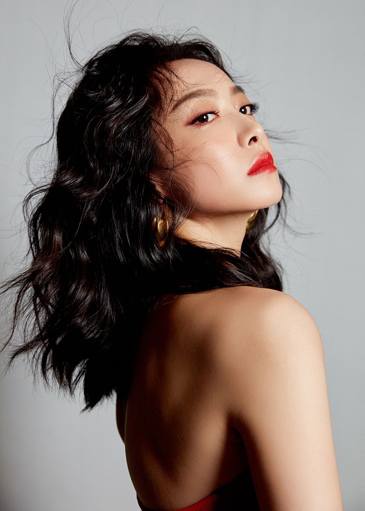 宋茜穿红色短裙明艳大气 纤腰美腿抢镜风情万种