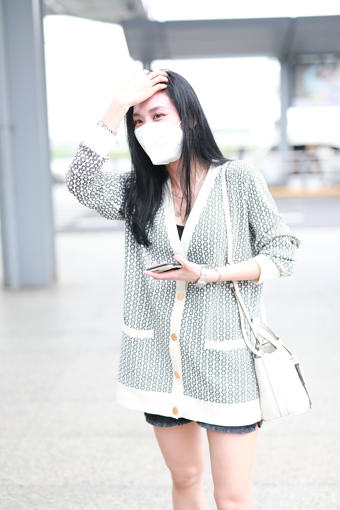 王霏霏机场跳舞给粉丝比心 超细双腿又白又直