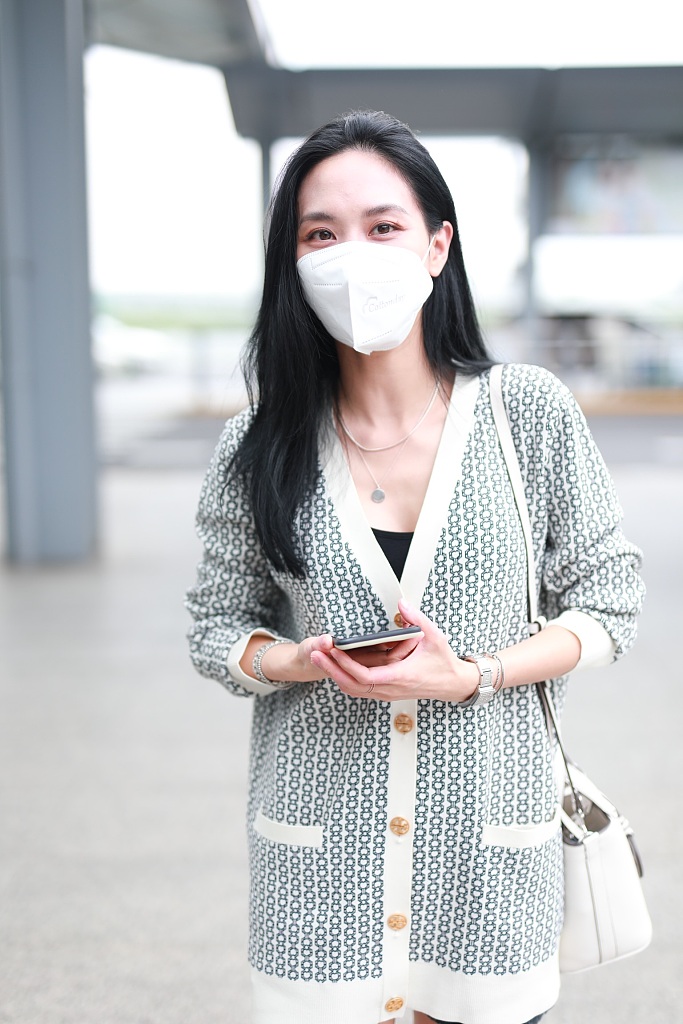 王霏霏机场跳舞给粉丝比心 超细双腿又白又直