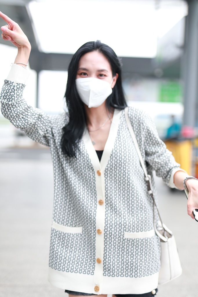 王霏霏机场跳舞给粉丝比心 超细双腿又白又直