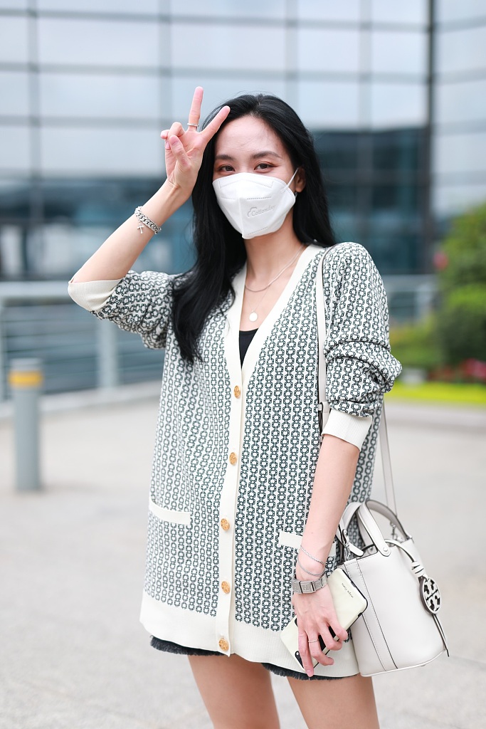 王霏霏机场跳舞给粉丝比心 超细双腿又白又直